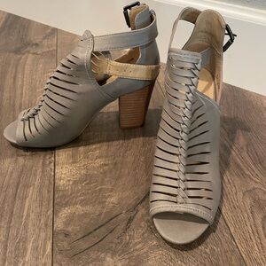 Chinese Laundry sandal in size 7.5 grey.